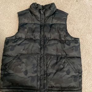 Boys puffer vest camo